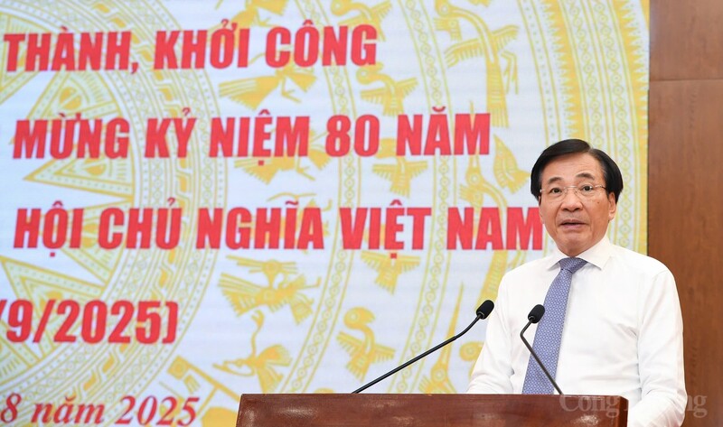 Bộ trưởng, Chủ nhiệm Văn phòng Chính phủ Trần Văn Sơn phát biểu tại họp báo