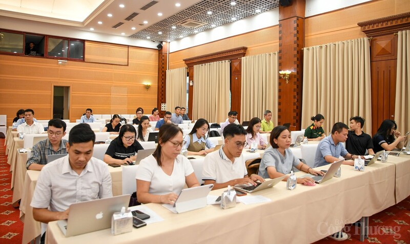 Đông đảo nhà báo, phóng viên của các cơ quan báo chí tham dự họp báo