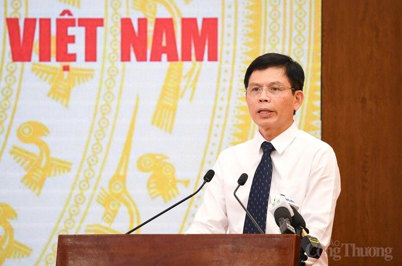 Thứ trưởng Bộ Xây dựng Lê Anh Tuấn thông tin tại họp báo