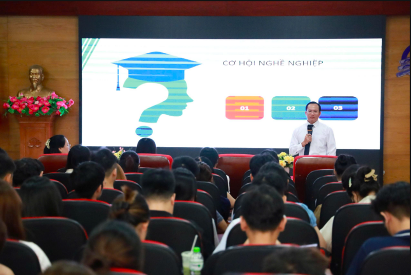 Ths. Chu Văn Tuấn, Quyền Giám đốc Trung tâm Ngoại ngữ, Trường Đại học Điện lực. Ảnh: Thanh Vân