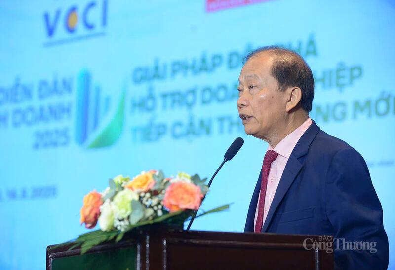 Chủ tịch VCCI Hoàng Quang Phòng phát biểu tại Diễn đàn kinh doanh 2025. Ảnh: NH