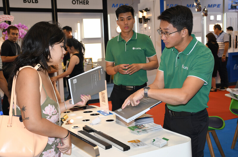 Doanh nghiệp giới thiệu sản phẩm với khách hàng tại triển lãm. Ảnh: Thanh Minh.