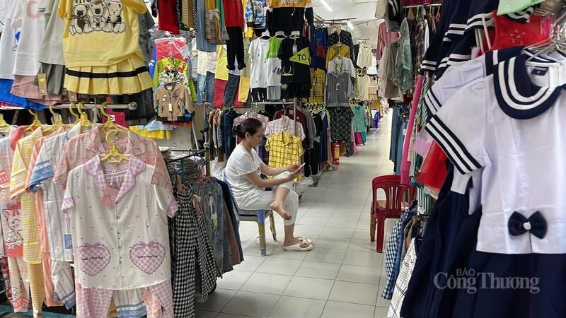 Tiểu thương chợ Trung tâm thương mại Cái Khế đợi khách