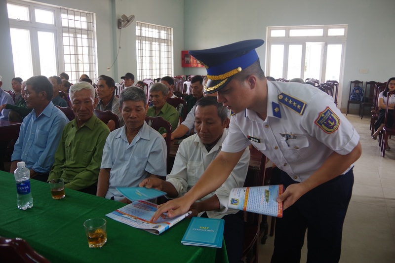 Cán bộ Vùng Cảnh sát biển 2 tuyên truyền phòng chống IUU cho ngư dân tại hội nghị