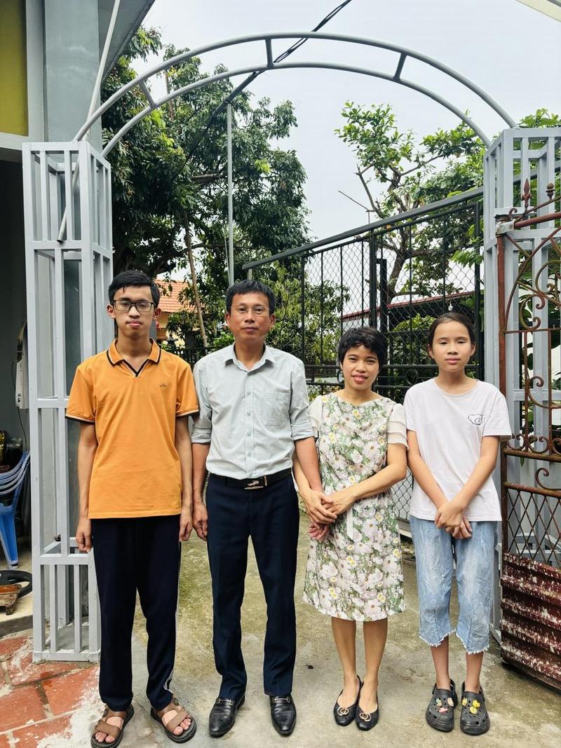 Gia đình anh Hà Minh Đức và chị Trần Thị Thu Cúc cùng hai con. Ảnh: NVCC