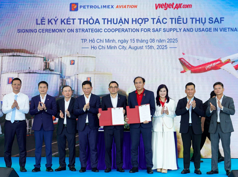 Phó Tổng giám đốc thường trực Vietjet Tô Việt Thắng (phải) và Tổng Giám đốc Petrolimex Aviation Nguyễn Văn Học (trái) ký kết thỏa thuận hợp tác tiêu thụ nhiên liệu hàng không bền vững SAF