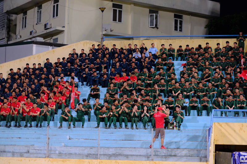 Màu áo lính đặc trưng của các cổ động viên Thể Công Viettel
