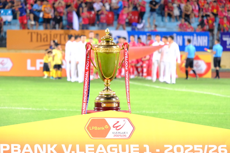 Tại trận đấu, chiếc cup V.League đã được trưng bày trước sự chứng kiến của hàng nghìn khán giả.