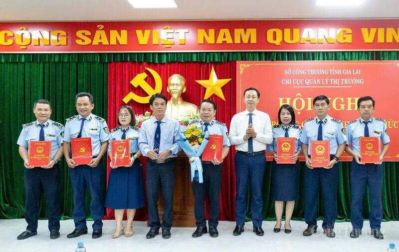 Đảng ủy Sở Công Thương trao quyết định thành lập Đảng bộ bộ phận Chi cục Quản lý thị trường. Ảnh: Hiền Mai