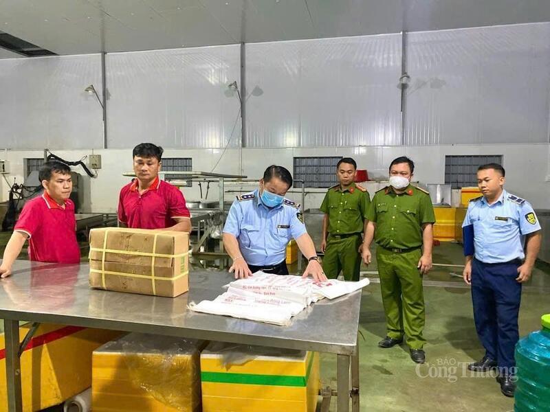 Lực lượng quản lý thị trường kiểm tra một hộ kinh doanh tại địa phương. Ảnh: ĐVCC