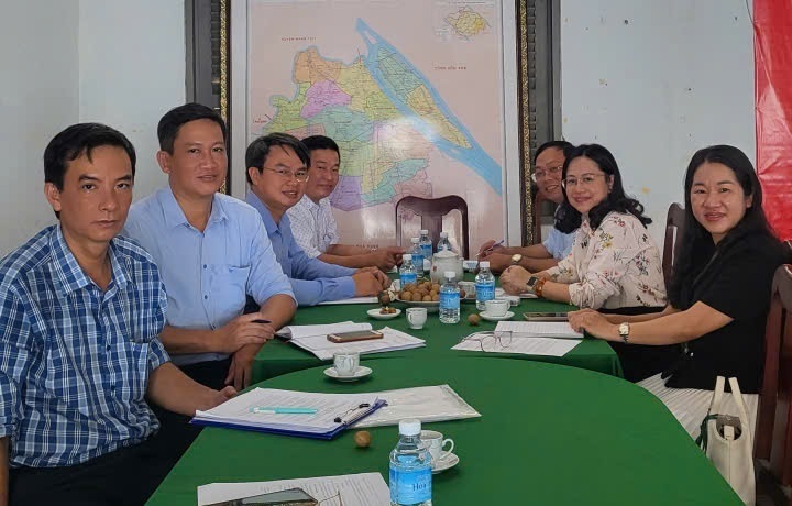 Bà Đỗ Thị Minh Trâm, Phó Cục trưởng Cục Đổi mới sáng tạo, Chuyển đổi xanh và Khuyến công làm việc tại xã Trung Ngãi, tỉnh Vĩnh Long.