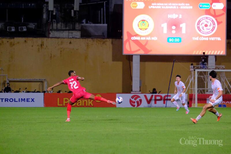 Công an Hà Nội (áo đỏ) là đội bị thủng lưới trước.