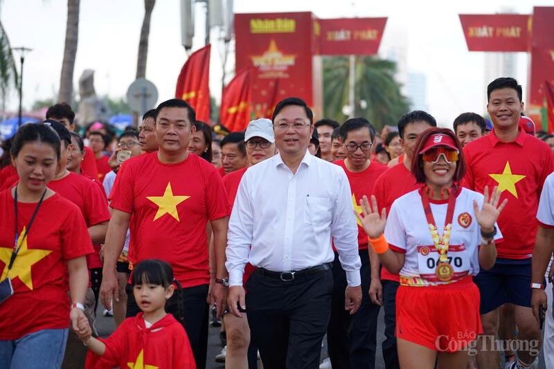 “Cùng Việt Nam tiến bước” tại Đà Nẵng kết nối những bước chân của chúng ta với cả nước, tạo nên một hành trình đoàn kết và bền bỉ, hướng tới một Việt Nam khỏe mạnh, xanh và bình yên