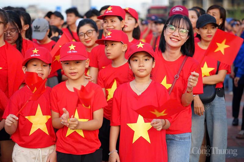 Tại Công viên Biển Đông, ngay từ 5h sáng 16/8, hàng nghìn cán bộ, chiến sĩ lực lượng vũ trang, cán bộ công chức, viên chức, đoàn viên thanh niên, học sinh và người dân đã có mặt để check in, quét mã QR đăng ký tham gia chương trình