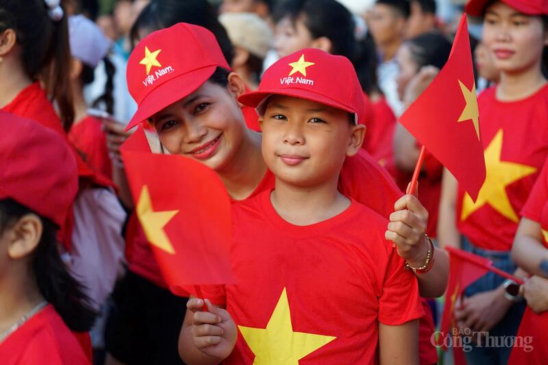 Các em nhỏ háo hức hòa cùng hàng nghìn người dân, nhất là những chiến sĩ của lực lượng vũ trang cùng nhau đi bộ