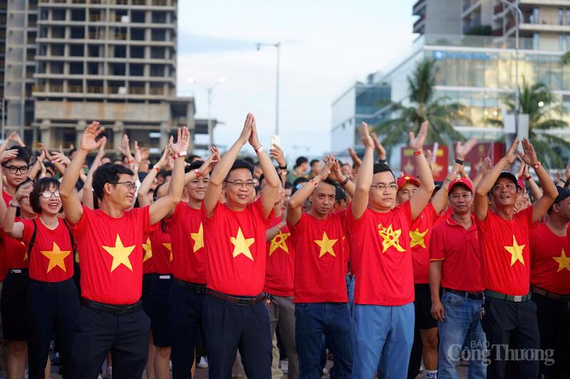 Hàng nghìn gương mặt tươi tắn trong sắc áo cờ đỏ, sao vàng