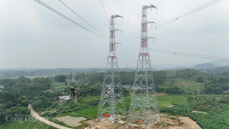 Không khí thi công đường dây 500kV Lào Cai - Vĩnh Yên sôi động, hối hả, thể hiện quyết tâm cao độ của ngành điện trong hành trình bảo đảm an ninh năng lượng quốc gia. Ảnh: Ngọc Linh