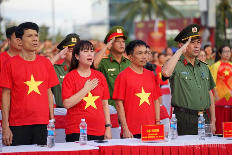 Các đại biểu chào cờ trước khi bắt đầu chương trình.