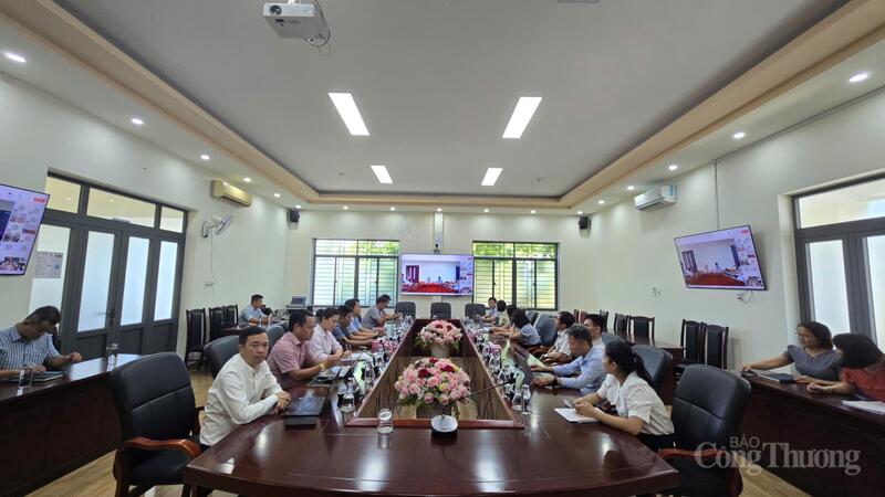 Cán bộ biệt phái Bộ Công Thương Đặng Hải Anh (áo trắng, đầu bàn bên trái) đã kết nối trực tiếp các Cục, Vụ của Bộ Công Thương để kịp thời hướng dẫn tháo gỡ các vướng mắc cho Sở Công Thương, các xã, phường của Quảng Ngãi đến