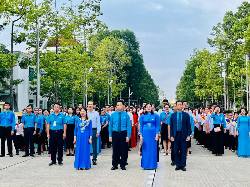 Đoàn Công đoàn Công Thương Việt Nam và các gia đình tiêu biểu, con công nhân, viên chức, người lao động có thành tích xuất sắc trong học tập báo công tại Lăng Chủ tịch Hồ Chí Minh. Ảnh: P.C