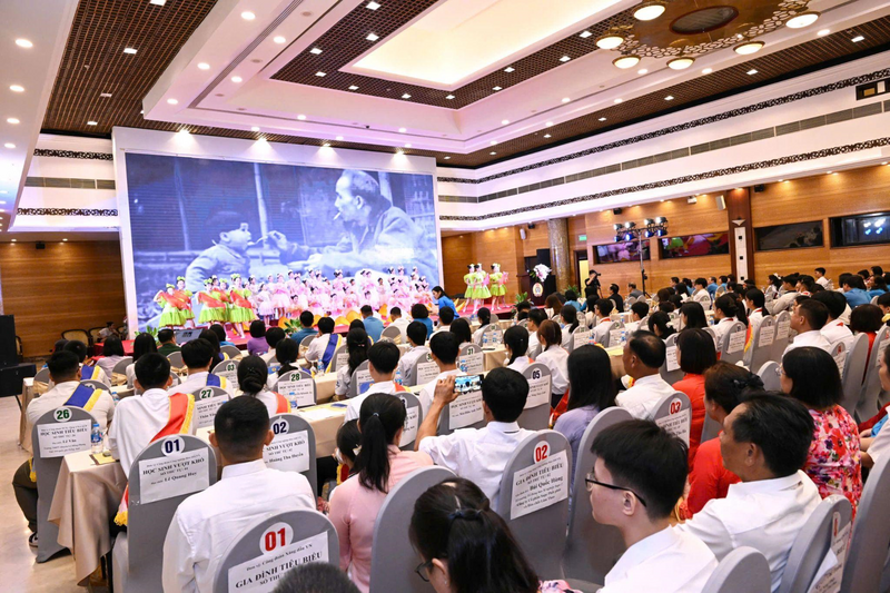 Toàn cảnh Hội nghị biểu dương gia đình tiêu biểu và con em công nhân viên chức người lao động có thành tích tốt. Ảnh: Cấn Dũng