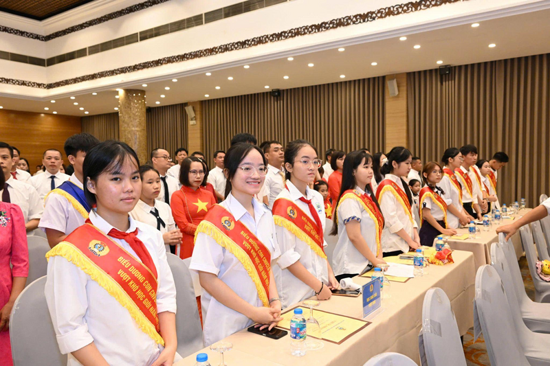 Các em học sinh có thành tích tốt trong học tập. Ảnh: Cấn Dũng