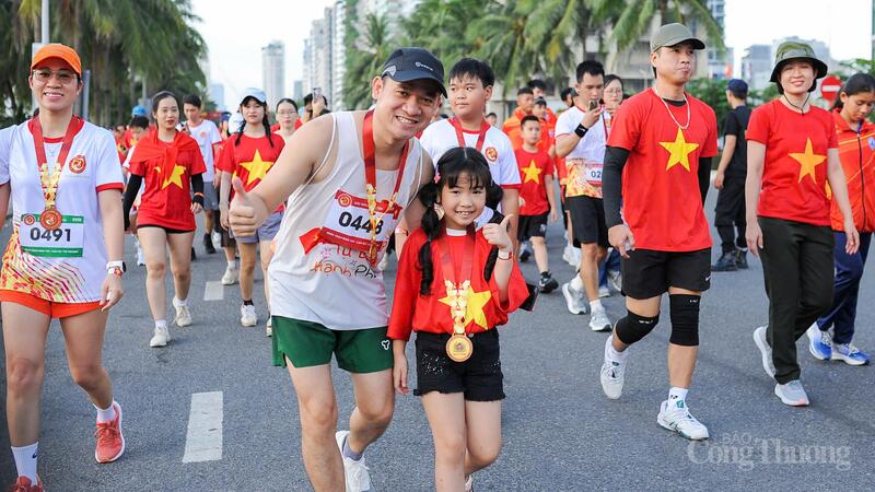 Các em nhỏ tươi tắn cùng gia đình tham gia hoạt động đi bộ ý nghĩa