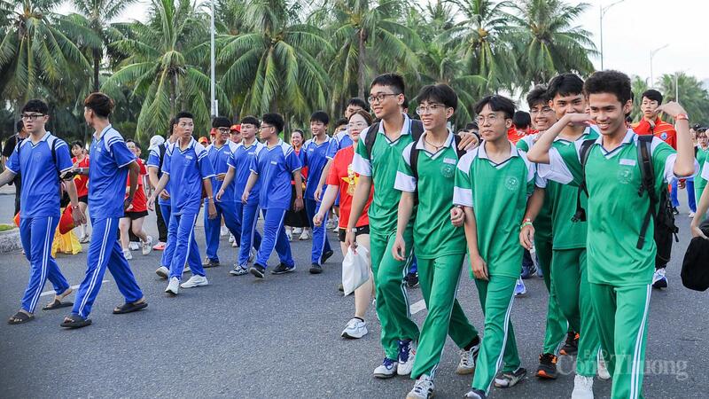 Đông đảo các bạn sinh viên tham gia chương trình