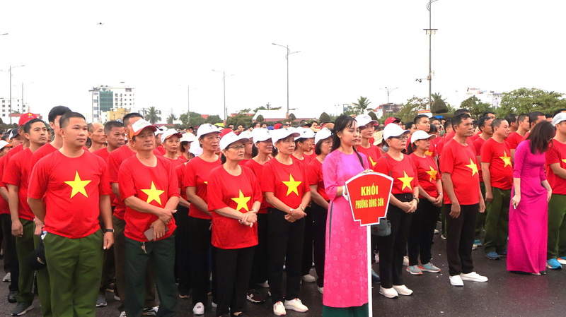 Đông đảo người dân, công chức, viên chức, lực lượng vũ trang cùng tham dự sự kiện (Ảnh: Hương Giang)