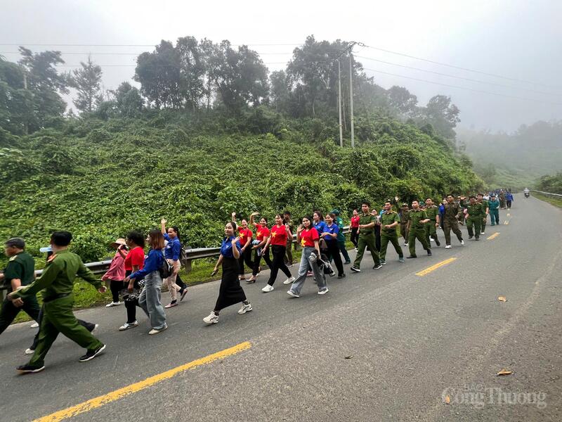 Các cán bộ, chiến sĩ, người dân xã miền núi A Vương tham gia chương trình
