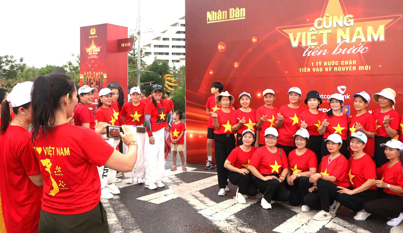 Người dân tham gia sự kiện chụp hình lưu niệm tại chương trình (Ảnh: Hương Giang)