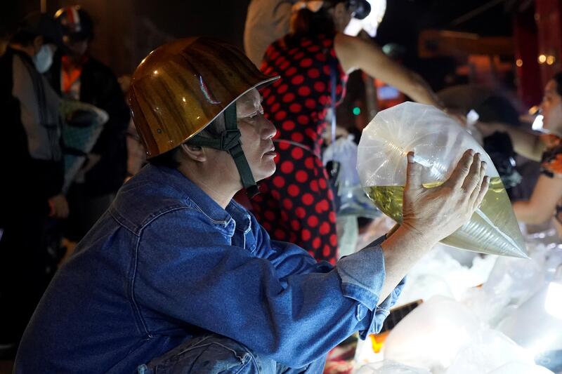 Phiên chợ bắt đầu từ nửa đêm nhưng luôn đông khách xem hàng