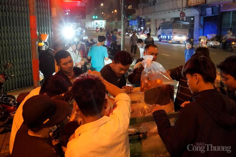 Xe chở cá tới, các thương lái xúm lại chọn cá