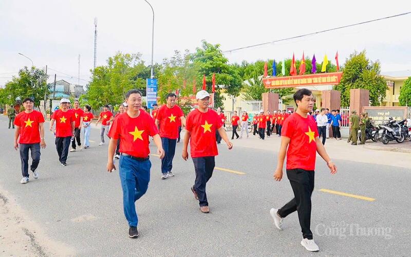 Các cán bộ, chiến sĩ đi bộ tại xã Duy Xuyên