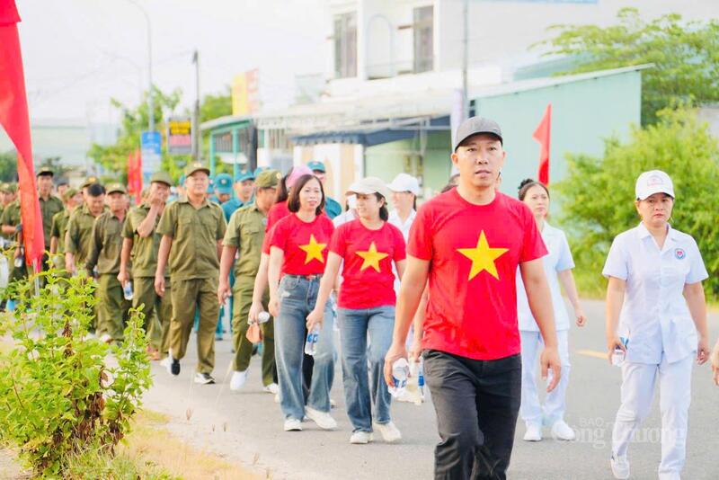 Hàng trăm cán bộ, chiến sĩ, dân quân tự vệ, người dân tại xã Duy Xuyên tham gia chương trình