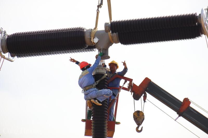 Giữa nắng gắt Tây Bắc, đường dây 500kV Lào Cai - Vĩnh Yên vẫn sôi động, khí thế thi công khẩn trương lan tỏa như mạch nguồn năng lượng bất tận. Ảnh: Thanh Tuấn