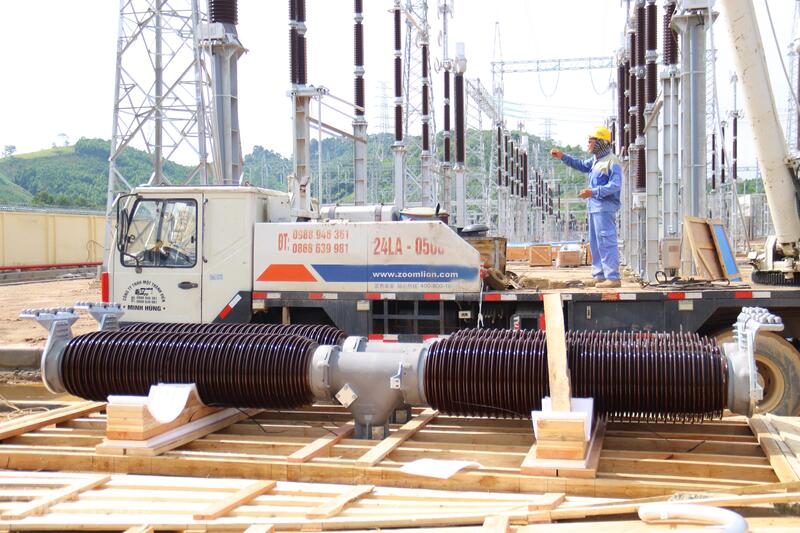Khí thế trên công trường đường dây 500kV Lào Cai - Vĩnh Yên cuồn cuộn như dòng điện, với hàng trăm kỹ sư, công nhân căng mình ngày đêm chạy đua cùng tiến độ. Ảnh: Thanh Tuấn