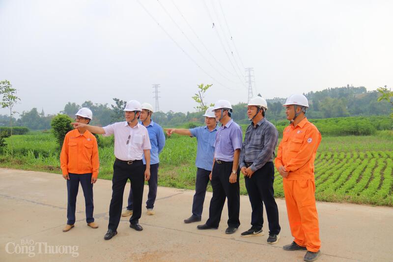 Phó Tổng giám đốc EVN Võ Quang Lâm (thứ 3 từ phải sang) kiểm tra công tác thi công tại vị trí cột 404 ở xã Thái Hòa, tỉnh Phú Thọ. Ảnh: Thanh Tuấn