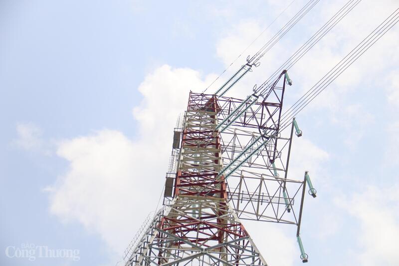 Hàng loạt cột thép trên tuyến 500kV Lào Cai - Vĩnh Yên đã được dựng xong, tạo tiền đề cho giai đoạn kéo dây và nghiệm thu. Ảnh: Thanh Tuấn