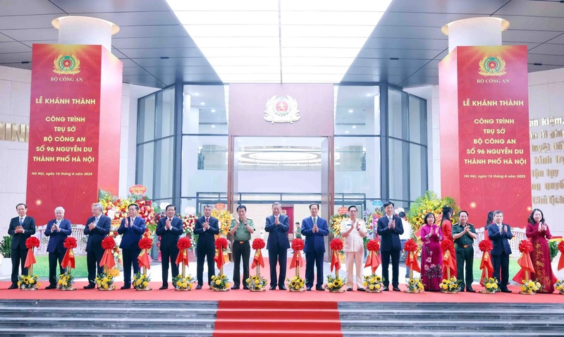 Tổng Bí thư Tô Lâm cùng các đại biểu thực hiện nghi thức cắt băng khánh thành trụ sở Bộ Công an số 96 Nguyễn Du. Ảnh: Bộ Công an