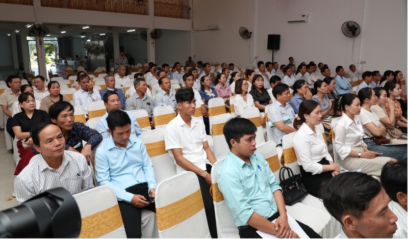 Người dân các xã vùng hạ du các nhà máy thủy điện trên sông Vu Gia tham dự Hội nghị truyền thông. Ảnh: Bình An