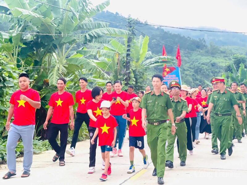 Hàng trăm cán bộ, chiến sĩ và người dân xã Trà Tập hưởng ứng tham gia chương trình đi bộ "Cùng Việt Nam tiến bước"