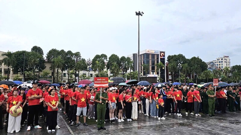 Mặc dù thời tiết xấu nhưng hàng nghìn người vẫn tham gia chương trình "Cùng Việt Nam tiến bước" tại điểm cầu Thanh Hóa