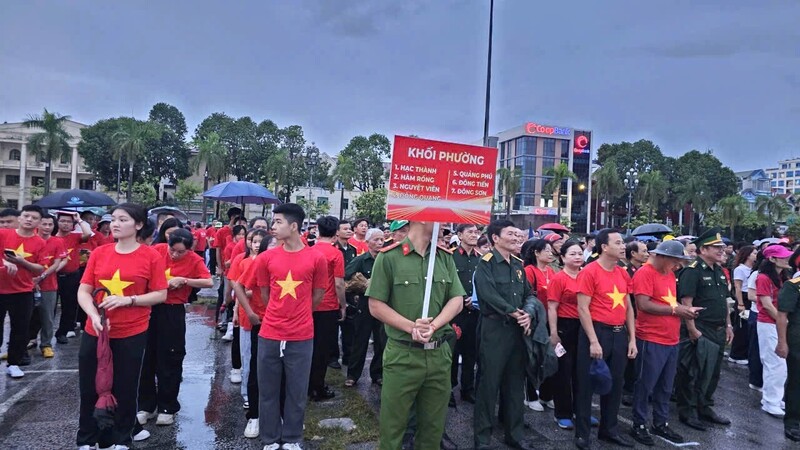 Tại Thanh Hóa, đúng 6 giờ sáng, chương trình diễn ra sôi nổi tại Quảng trường Lam Sơn (phường Hạc Thành)