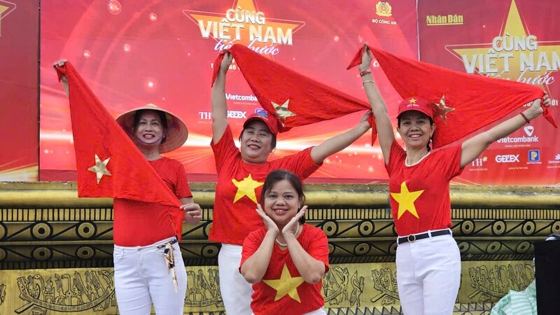 Không chỉ thể hiện lòng yêu nước, lan tỏa lối sống lành mạnh, mỗi bước chân tích lũy được trong chương trình đi bộ "Cùng Việt Nam tiến bước" sẽ trở thành một “bước xanh”, góp phần giảm thải khí carbon, nâng cao nhận thức về bảo vệ môi trường