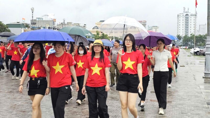 Với thông điệp "1 tỷ bước chân tiến vào kỷ nguyên mới", chương trình "Cùng Việt Nam tiến bước" được kỳ vọng sẽ huy động sức mạnh tập thể của hàng triệu người dân trên khắp mọi miền Tổ quốc cùng tham gia đi bộ, ghi dấu 1 tỷ bước chân vì sức khỏe, tinh thần đoàn kết và khát vọng vươn lên của một dân tộc đang chuyển mình mạnh mẽ trong kỷ nguyên mới