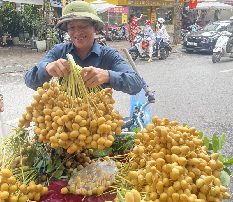 Chà là tươi đang được bày bán tràn ngập tại nhiều tuyến phố Hà Nội. Ảnh: Nguyễn Vy