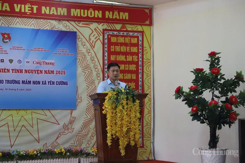 Đồng chí Nông Văn Tuyến - Bí thư Đảng uỷ, Chủ tịch HĐND xã Yên Cường - phát biểu tại buổi lễ bàn giao