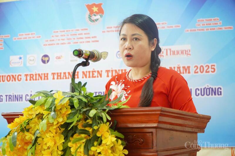 Cô Mai Ngọc Sơn - Bí thư Chi bộ, Hiệu trưởng Trường Mầm non Yên Cường - phát biểu tại buổi lễ