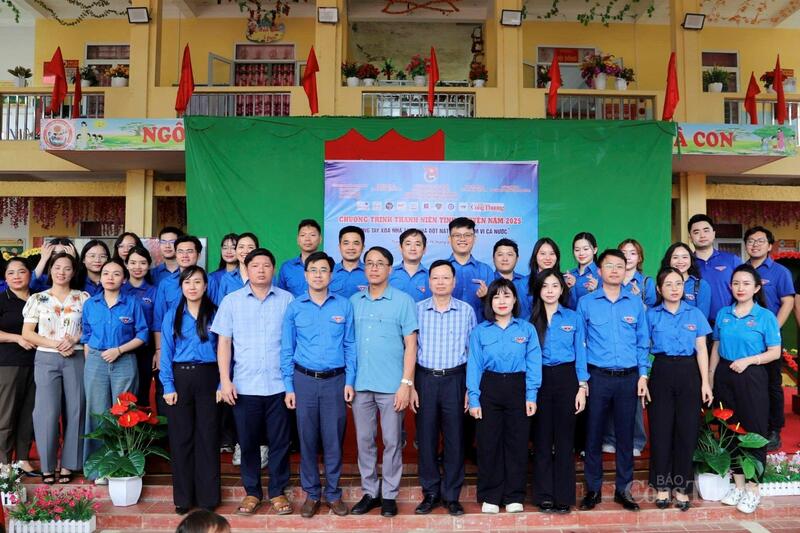 Chùm ảnh: Thanh niên tình nguyện chung tay xóa nhà tạm, nhà dột nát - 1